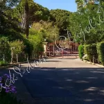 Magnifique Parc de la Presqu\'île avec Piscine et Plage face à Porquerolles !